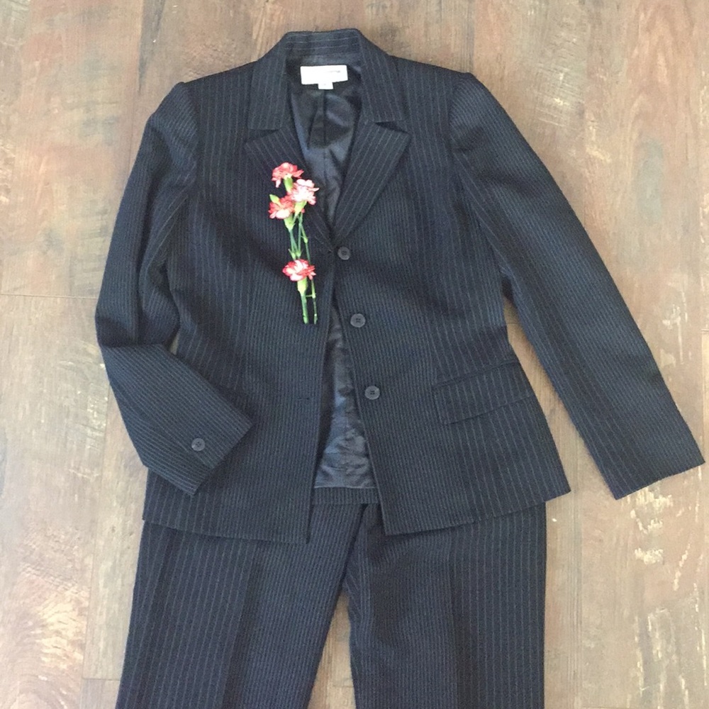 Barely Worn Liz Claiborne Pinstripe Women’s Suit❤️